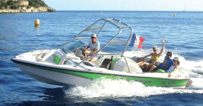 Louez votre bateau de ski nautique et wakeboard à Villefranche-sur-mer et Nice avec location bateaux 06