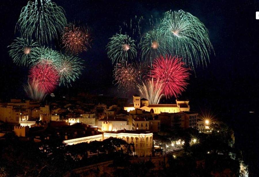 Concours International de Feux d'Artifices Pyromélodiques de Monaco depuis la mer 