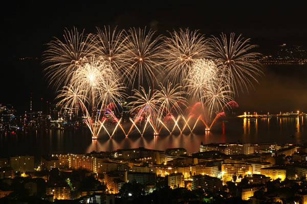 feux d'artifice, festival pyrotechnique de Cannes en bateau avec location bateaux 06