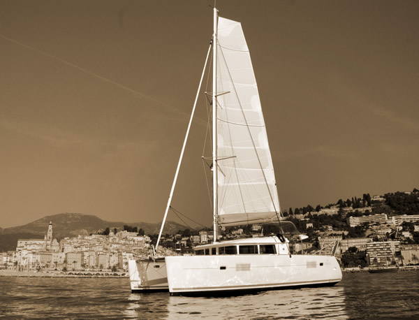 louez votre catamaran avec skipper au départ de Nice, villefranche-sur-mer au meilleur prix