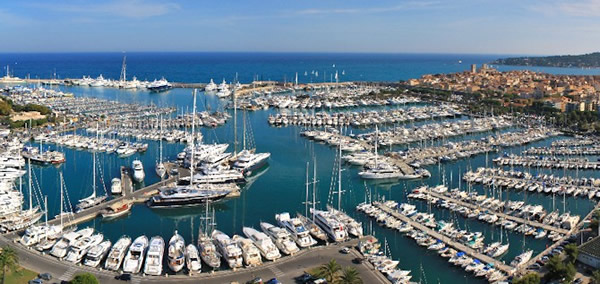 location bateau, yacht de luxe au départ d'Antibes port Vauban