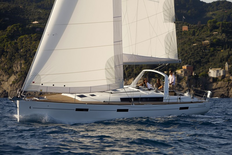 Balade en mer sur un voilier Oceanis 45 au départ de Golfe juan, Port Saint Laurent et Nice côte d'Azur