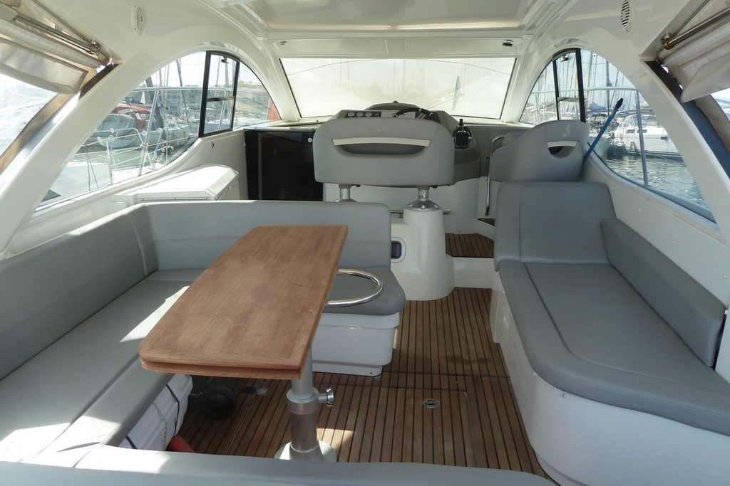 Grand cockpit intérieur vous vos repas et évenement en mer